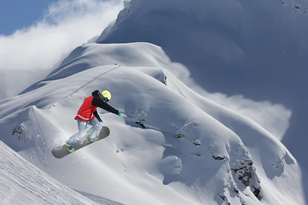 Skiër vliegen op bergen, extreme sport — Stockfoto