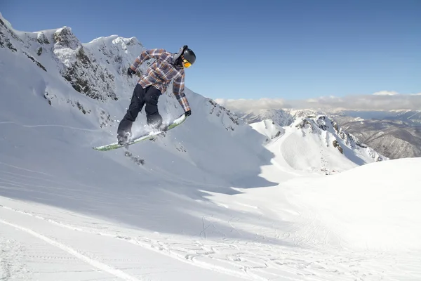 Skieur volant en montagne, sport extrême — Photo