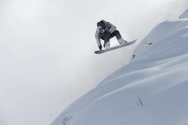Flygande skidåkare på berg, extrem sport — Stockfoto
