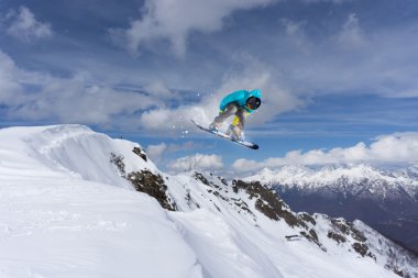 dağlar üzerinde uçan snowboarder