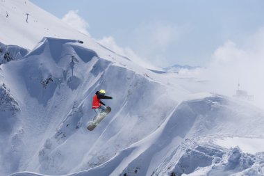 dağlar üzerinde uçan snowboarder