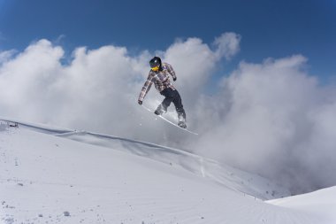 dağlar üzerinde uçan snowboarder