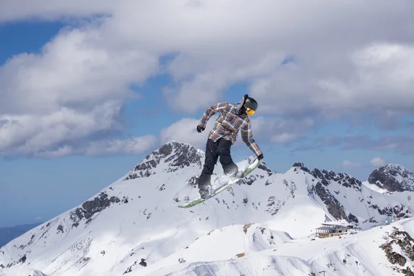 Snowboarder volant sur les montagnes — Photo