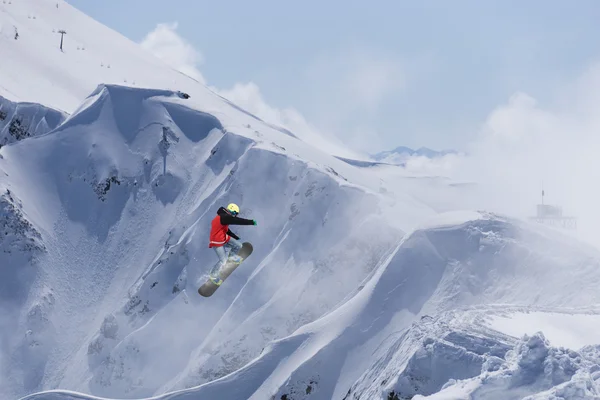 Snowboarder volante sulle montagne — Foto Stock