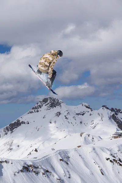 Snowboarder vliegen op bergen — Stockfoto