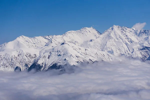 Vue sur les montagnes et ciel bleu au-dessus des nuages, Krasnaya Polyana, Sotchi, Russie — Photo