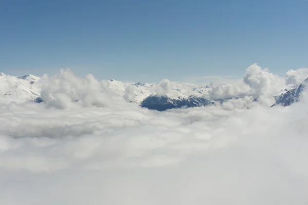 Vue sur les montagnes et ciel bleu au-dessus des nuages, Krasnaya Polyana, Sotchi, Russie — Photo