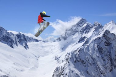 dağlar üzerinde uçan snowboarder