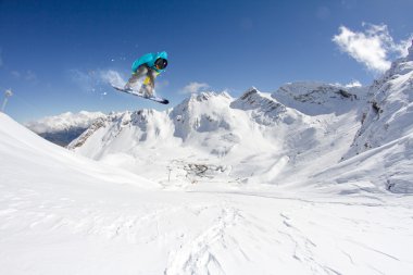 dağlar üzerinde uçan snowboarder