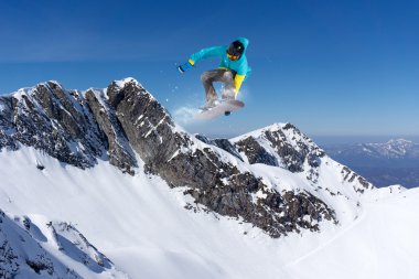 dağlar üzerinde uçan snowboarder