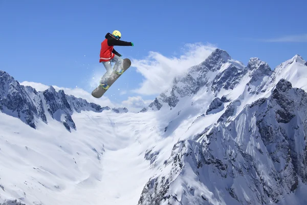 Snowboarder zburător pe munți — Fotografie, imagine de stoc
