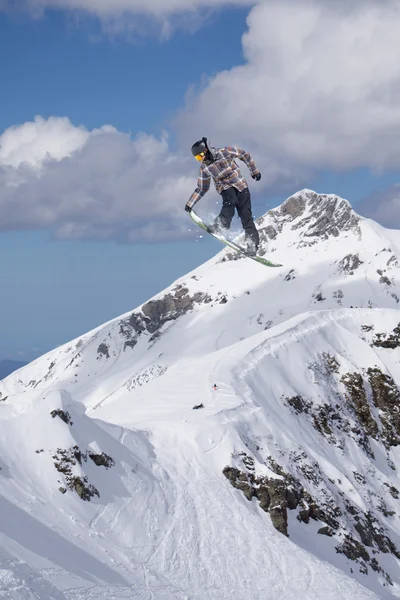 在山上飞滑雪板 — 图库照片
