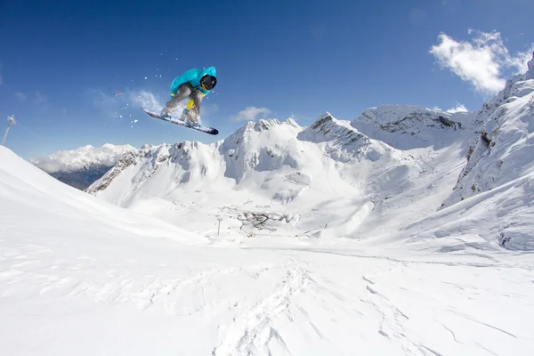 Snowboarder voador em montanhas — Fotografia de Stock