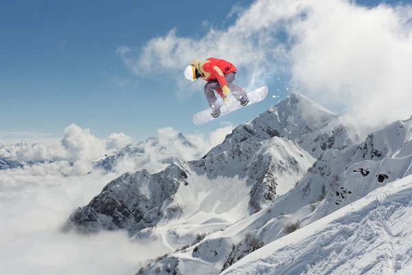 Snowboarder voador em montanhas — Fotografia de Stock