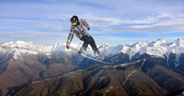 Snowboarder volante sulle montagne — Foto Stock