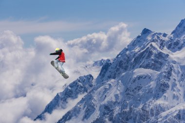 dağlar üzerinde uçan snowboarder