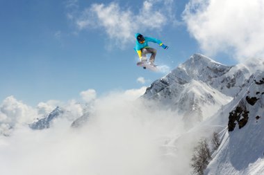 dağlar üzerinde uçan snowboarder