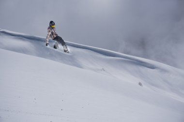 dağlar üzerinde uçan snowboarder