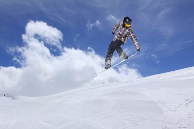 dağlar üzerinde uçan snowboarder