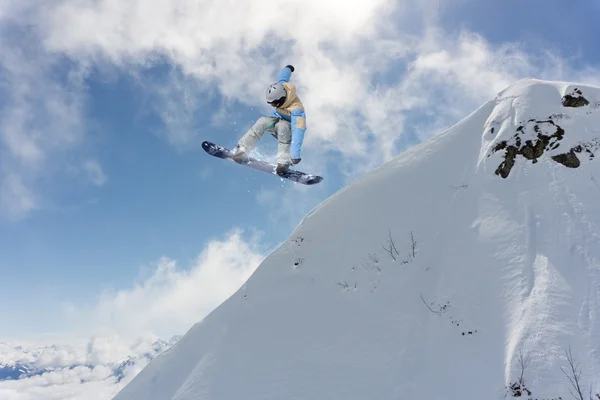 Flygande snowboardåkare på berg — Stockfoto