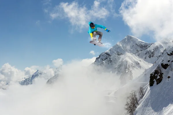 Snowboarder voador em montanhas — Fotografia de Stock