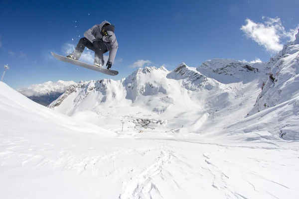 Snowboarder voador em montanhas — Fotografia de Stock