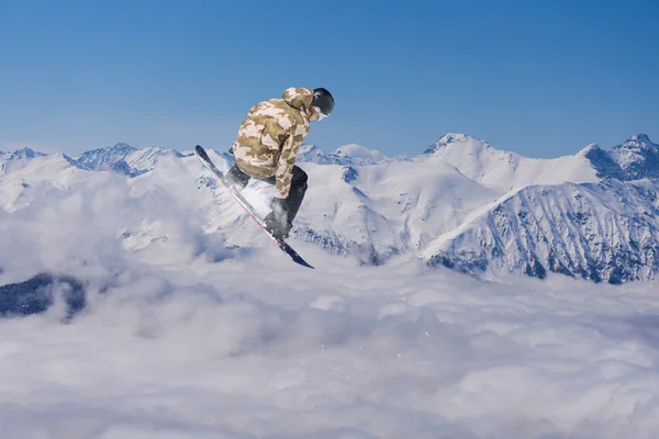 Snowboarder voador em montanhas — Fotografia de Stock