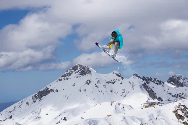 Snowboarder voador em montanhas — Fotografia de Stock