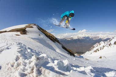 dağlar üzerinde uçan snowboarder