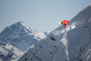 dağlar üzerinde uçan snowboarder
