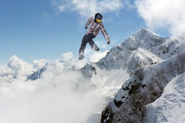dağlar üzerinde uçan snowboarder
