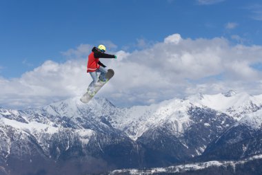 dağlar üzerinde uçan snowboarder