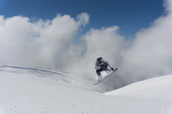 Snowboarder volador en las montañas — Foto de Stock