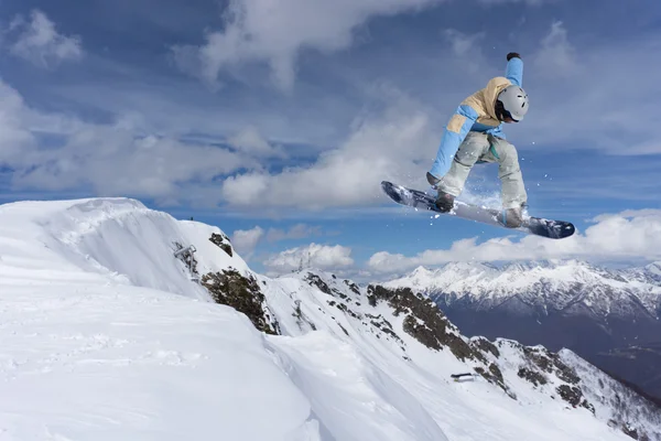 Snowboarder volador en las montañas —  Fotos de Stock