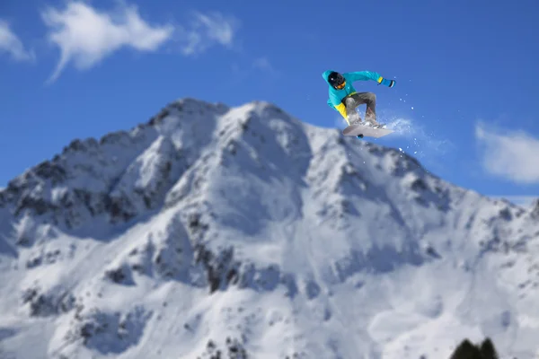 Dağlar üzerinde uçan snowboarder — Stok fotoğraf