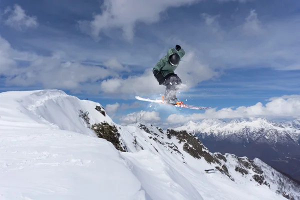 Skiër vliegen op bergen, extreme sport — Stockfoto