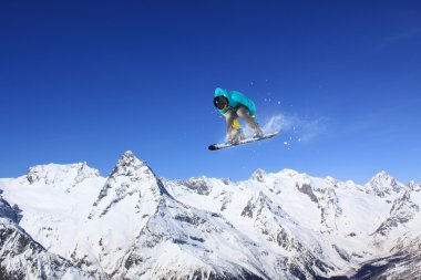 dağlar üzerinde uçan snowboarder