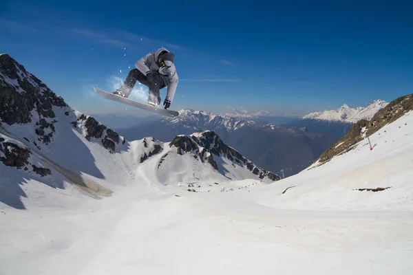 Flying snowboarder on mountains — Stock Photo, Image