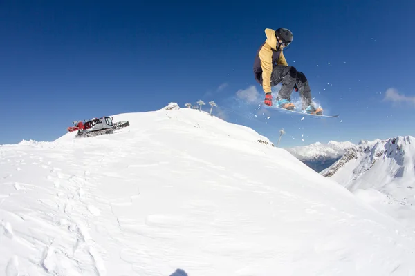 Snowboarder voador em montanhas — Fotografia de Stock