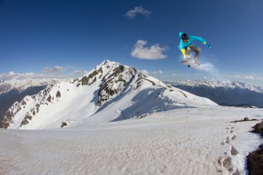 dağlar, aşırı spor üzerinde uçan snowboarder