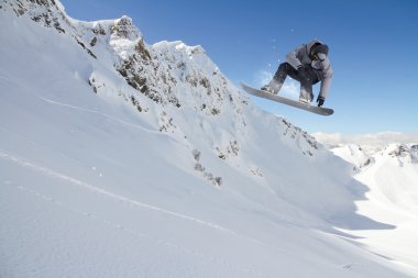 dağlar, aşırı spor üzerinde uçan snowboarder