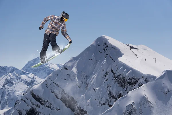 Flygande snowboardåkare på berg, extrem sport — Stockfoto