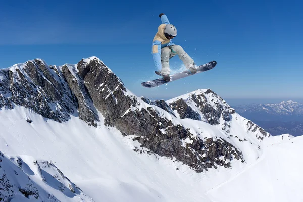 Snowboarder volador en las montañas, deporte extremo — Foto de Stock