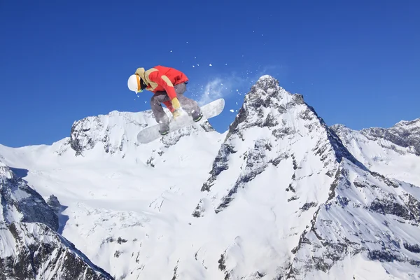 Snowboarder volant en montagne, sport extrême — Photo