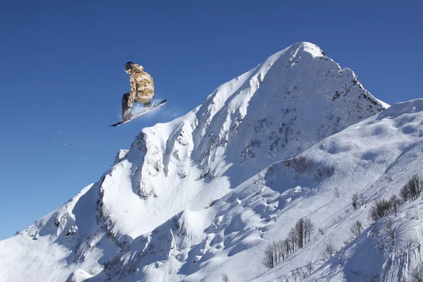 Snowboarder volador en las montañas, deporte extremo — Foto de Stock
