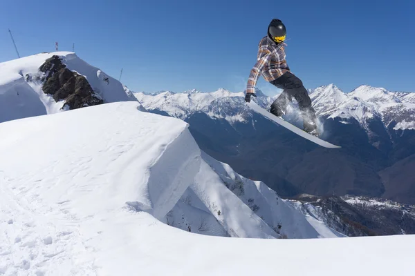 Flygande snowboardåkare på berg, extrem sport — Stockfoto