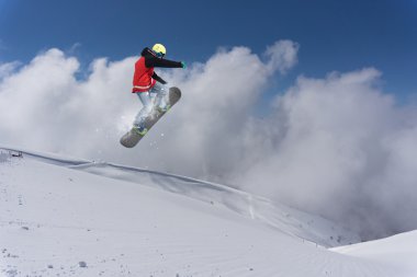 dağlar, aşırı spor üzerinde uçan snowboarder