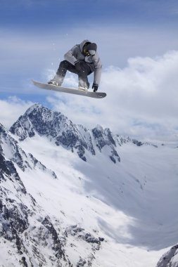 dağlar, aşırı spor üzerinde uçan snowboarder