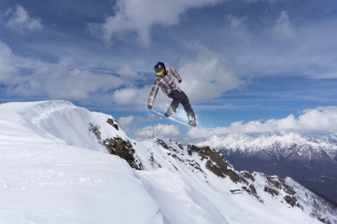 dağlar, aşırı spor üzerinde uçan snowboarder