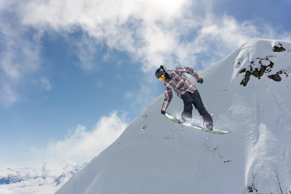 Snowboarder voador em montanhas, esporte extremo — Fotografia de Stock